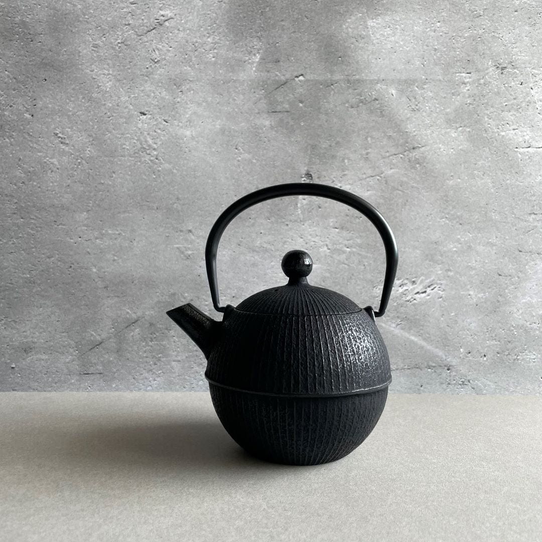http://irasshai.store/cdn/shop/products/black-round-teapot.jpg?v=1680704411