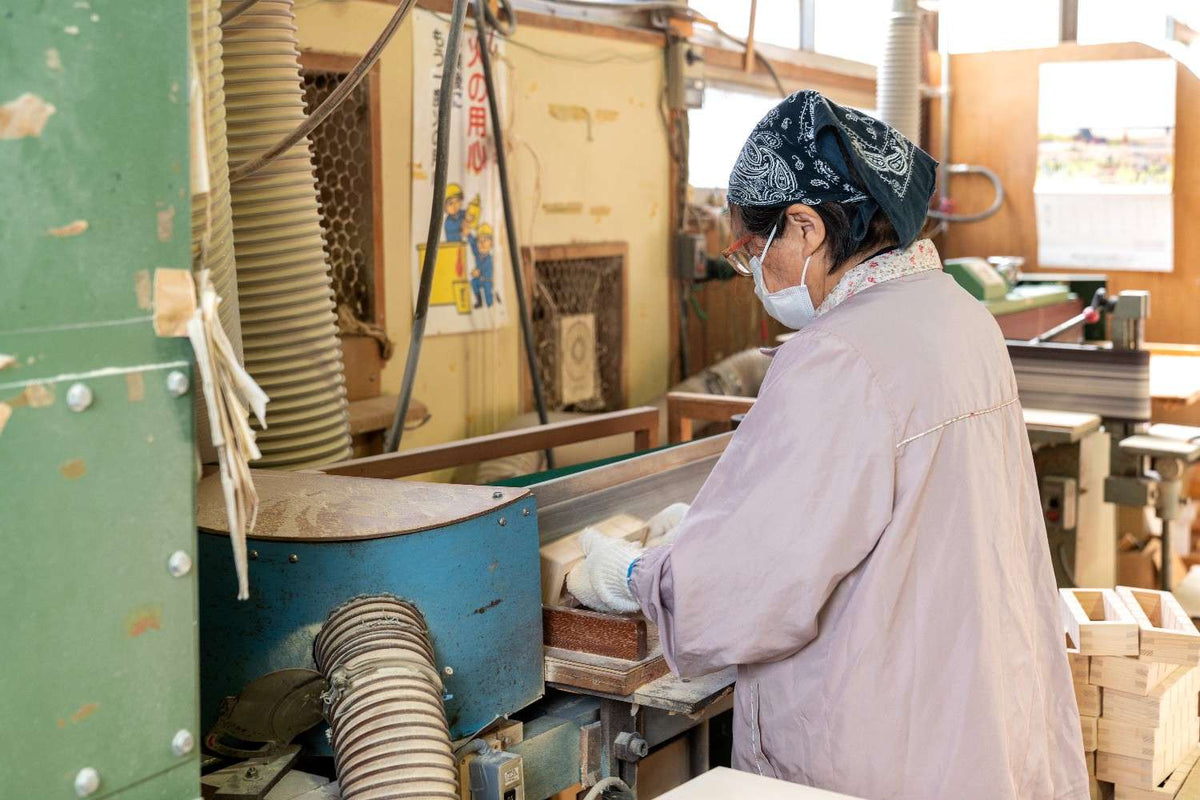 carftworfker in a factory