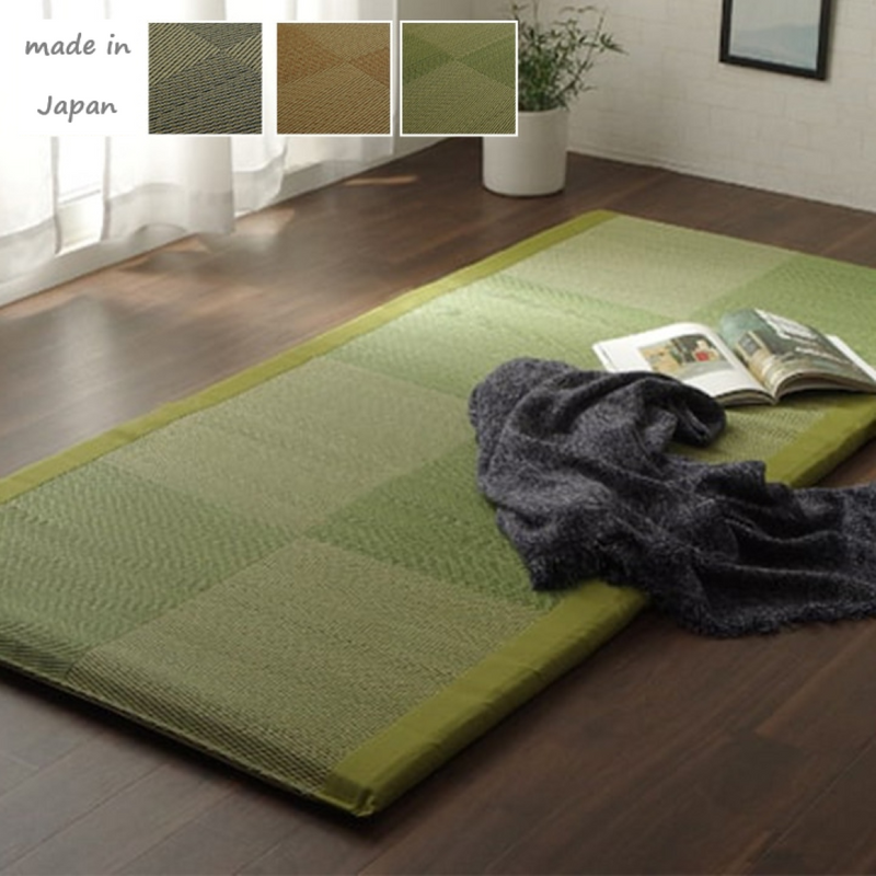  A Japanese tatami-style foldable igusa mat, perfect for napping or lounging in the living room.