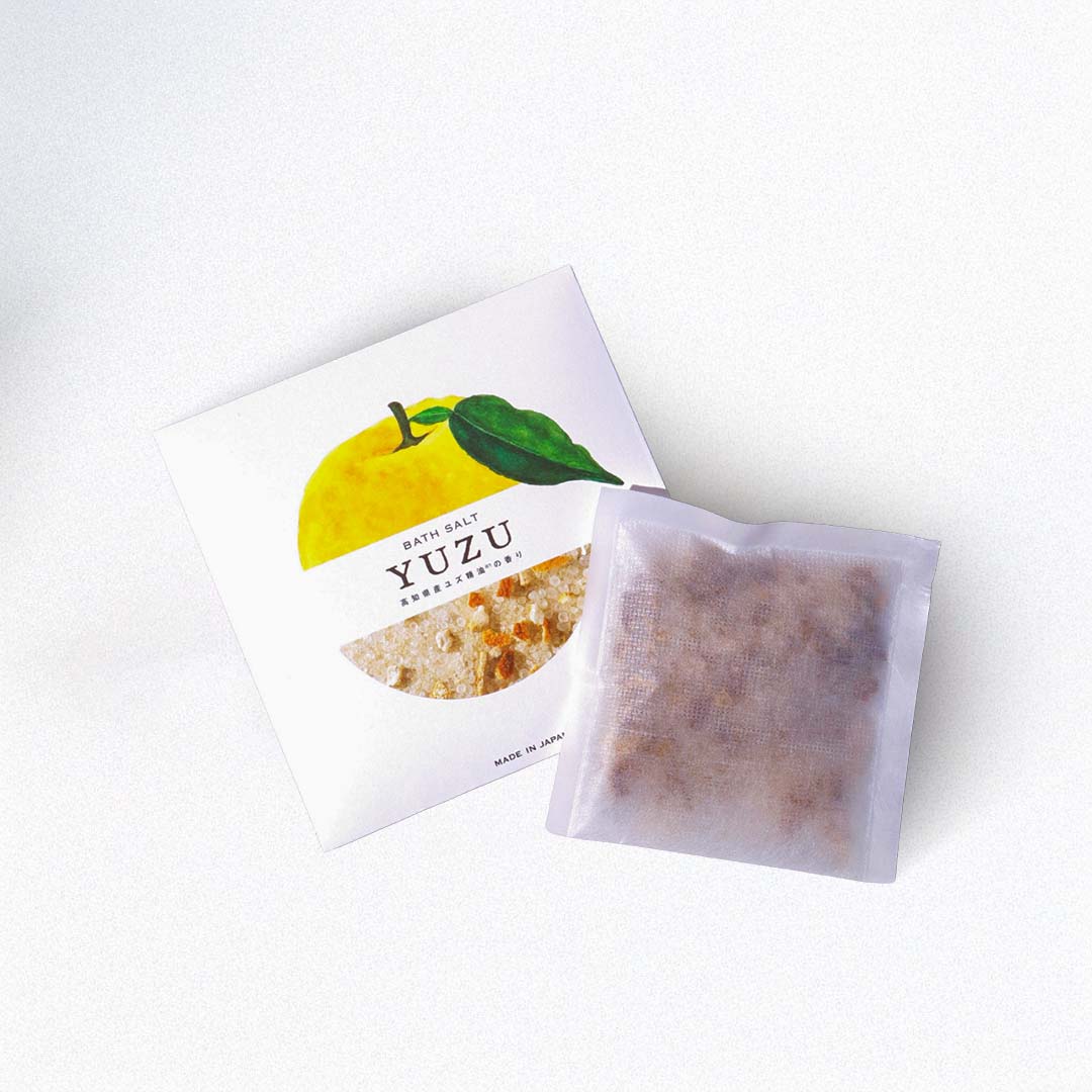 yuzu bath salt with his bag on a white background